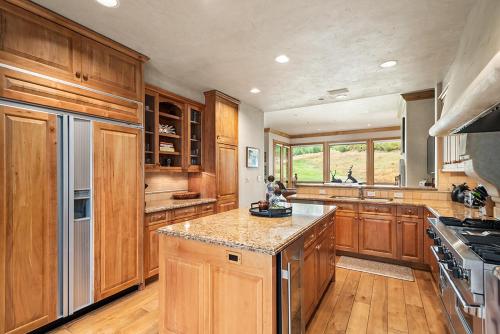 Owl Creek 04, Ski-in, ski-out luxury townhome with private hot tub in Snowmass Village Owl Creek 04, Ski-in, ski-out luxury townhome with private hot tub in Snowmass Village