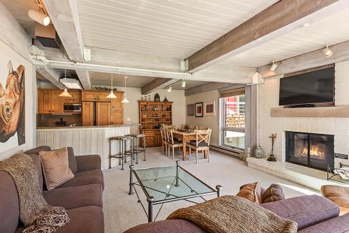 Enclave 205, Snowmass Ski-In/Ski-Out Condo w/Shared Pool/Hot Tub/Gym/WiFi