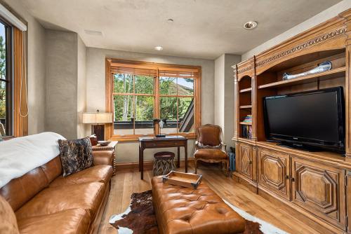 Owl Creek 04, Ski-in, ski-out luxury townhome with private hot tub in Snowmass Village Owl Creek 04, Ski-in, ski-out luxury townhome with private hot tub in Snowmass Village