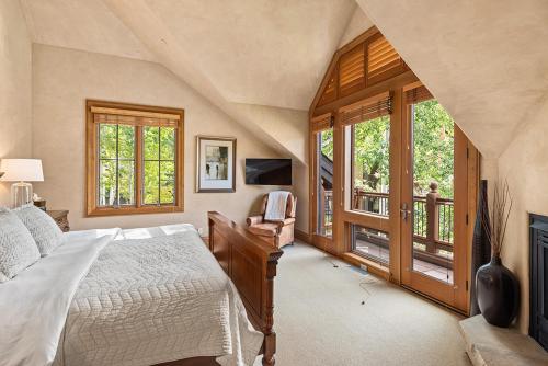 Owl Creek 04, Ski-in, ski-out luxury townhome with private hot tub in Snowmass Village Owl Creek 04, Ski-in, ski-out luxury townhome with private hot tub in Snowmass Village