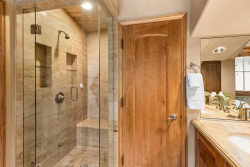 Owl Creek 04, Ski-in, ski-out luxury townhome with private hot tub in Snowmass Village Owl Creek 04, Ski-in, ski-out luxury townhome with private hot tub in Snowmass Village