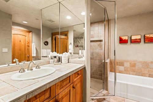 Owl Creek 04, Ski-in, ski-out luxury townhome with private hot tub in Snowmass Village Owl Creek 04, Ski-in, ski-out luxury townhome with private hot tub in Snowmass Village