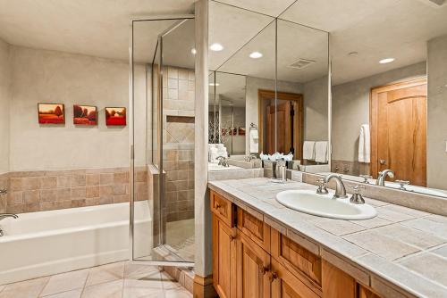 Owl Creek 04, Ski-in, ski-out luxury townhome with private hot tub in Snowmass Village Owl Creek 04, Ski-in, ski-out luxury townhome with private hot tub in Snowmass Village