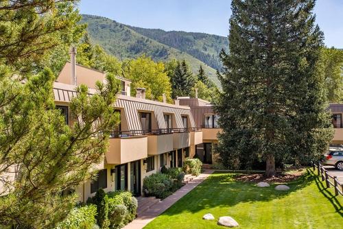 Aspen Townhouse East Unit 7 - image 2