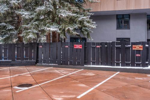 Ute Condominiums Unit 204, Condo with Fireplace & Parking – Aspen, CO