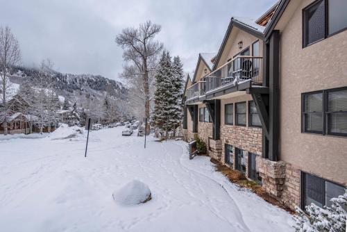 Ute Condominiums Unit 204, Condo with Fireplace & Parking – Aspen, CO