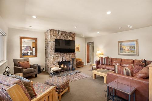 Silverglo Condominiums Unit 308, Expansive 4 BD Condo, Walking Distance to Town with Pool Access