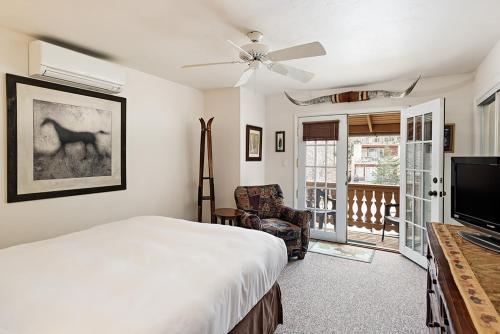 Alpenblick Unit 18, Spacious Remodeled Townhouse with Great Location Alpenblick Unit 18, Spacious Remodeled Townhouse with Great Location