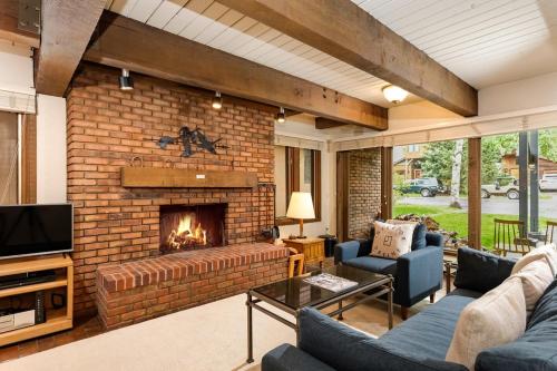 Cottonwoods Unit 1F, Stylish Condo with Excellent West End Location, Wood-Burning Fireplace