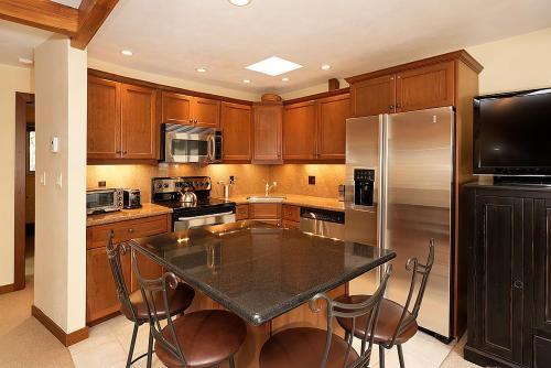 Aspen Townhouse East Unit 4, Townhouse in Downtown Aspen with Private Balcony thumb 4