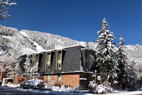 Chateau Chaumont Unit 9 - image 2