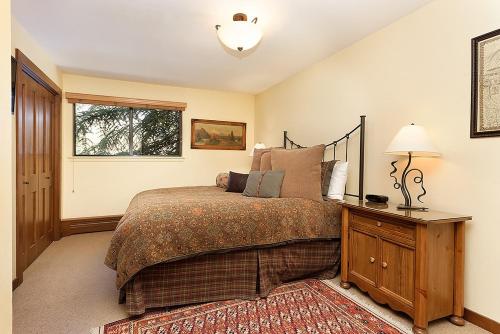 Aspen Townhouse East Unit 4, Townhouse in Downtown Aspen with Private Balcony detail