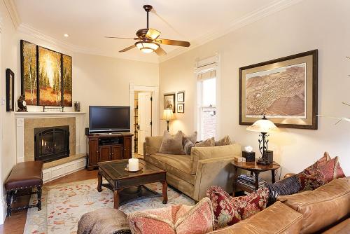 Little Jewel, Charming Private Home w/ views Aspen Mountain & BBQ, 4 Blocks from the Gondola