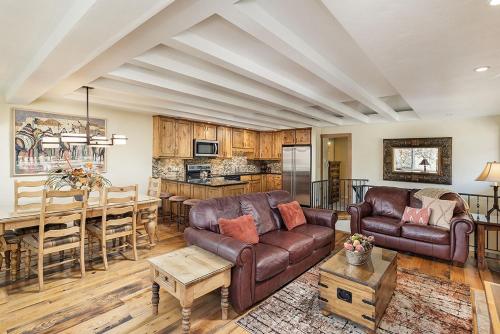 Fasching Haus Unit 8, Deluxe Condo w/ A/C, Private Deck, 2 Blocks to Downtown thumb 2