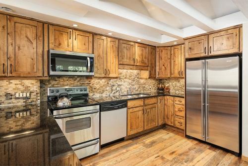 Fasching Haus Unit 8, Deluxe Condo w/ A/C, Private Deck, 2 Blocks to Downtown thumb 3