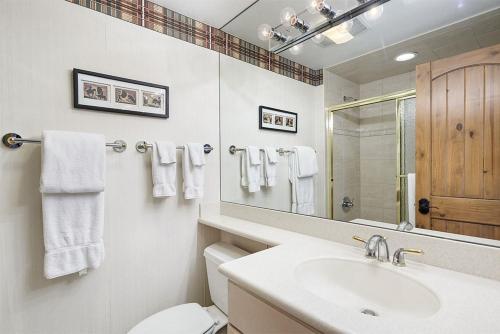 Fasching Haus Unit 8, Deluxe Condo w/ A/C, Private Deck, 2 Blocks to Downtown detail