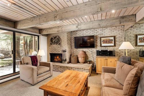 Chateau Eau Claire Unit 8, Riverfront Condo, Walking Distance to Town