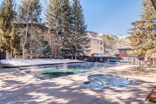 Chateau Roaring Fork Unit 38, Condo with Private Deck, 4 Blocks from Downtown