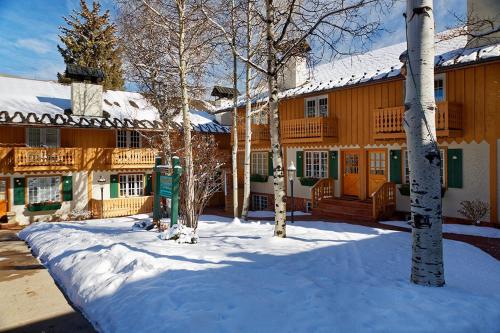 Alpenblick 1, Three Level Townhouse with Fireplace, Private Balcony, and Great Location