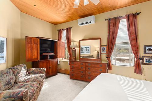 Independence Square 308, Top Floor Hotel Room with Ideal Downtown Location, Аспен