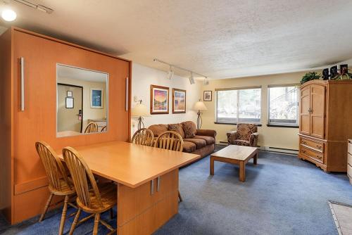 Silverglo Condominiums 104, Budget-Friendly Studio Close to Downtown, Full Kitchen, New Bathroom