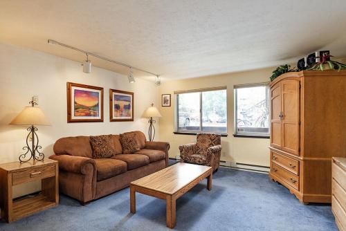 Silverglo Condominiums 104, Budget-Friendly Studio Close to Downtown, Full Kitchen, New Bathroom