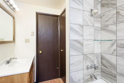 Silverglo Condominiums 104, Budget-Friendly Studio Close to Downtown, Full Kitchen, New Bathroom