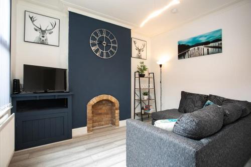 Cosy home with street parking for you, Derby