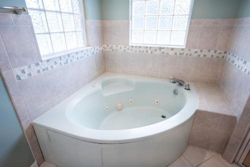 ห้องน้ำ, Sunset at Marker 62 on the Intracoastal in หาดเครสเซนต์