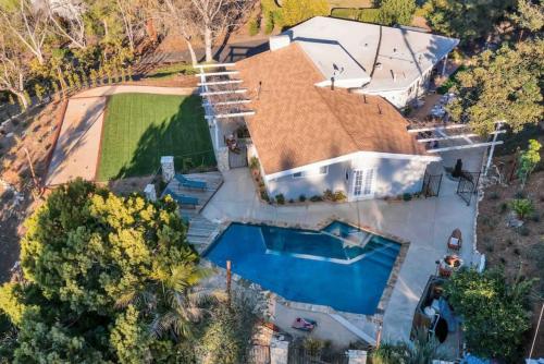 Modern Family Farmhouse with Pool, Jacuzzi, Putting Green, Treehouse, Bocce and more in Thousand Oaks, USA