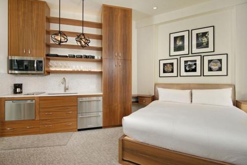 Independence Square 212, Studio with Beautiful Finishes. A+ Location in Downtown Aspen thumb 3