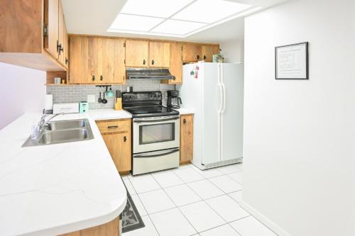 Satellite Beach Townhome with Patios 2 Mi to Beach in Satellite Beach, USA