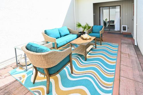 Satellite Beach Townhome w/ Patios: 2 Mi to Beach in Satellite Beach (FL)