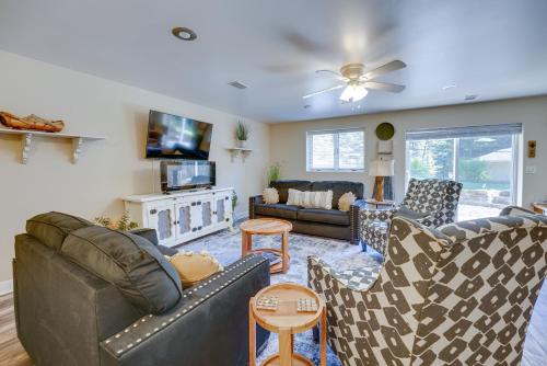 Dog-Friendly Twin Lake Rental 1 Mi to Lake Access