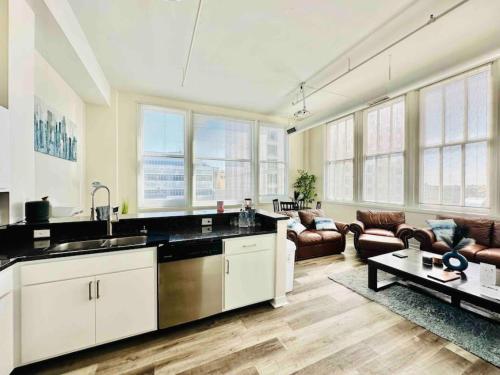 Downtown Penthouse Suite with Amazing View