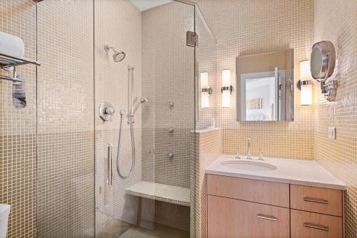 Independence Square 304, Stylish Hotel Room with Downtown Views & Great Location, Aspen (foto 9)