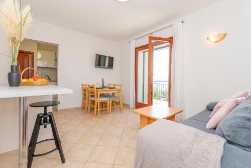 One-Bedroom Apartment with Sea View image 5