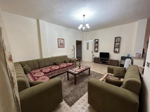 Alice & Andrew Apt. Few Steps to Madaba Old City Center, Madaba (foto 6)