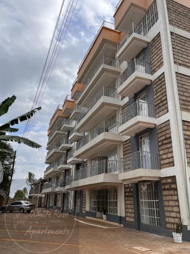 Unterkunft von außen, WhiteRose Apartments in Meru