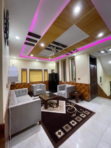Shared lounge/TV area, vista guest house in Quetta