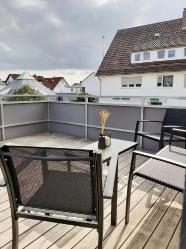 ALA-Living Apartment gemütlich & modern mit überdachtem Parkplatz & großem Balkon, WLAN, Arbeitsplatz, eigenem Eingang