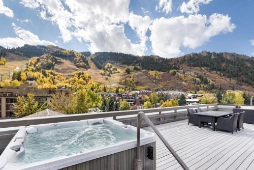 Independence Square 302, Top Floor Stylish Hotel Room with Wet Bar, A/C, in Downtown Aspen, Aspen (foto 10)