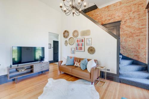 Chic and Historic Apartment about 6 Mi to Louisville! in New Albany, USA