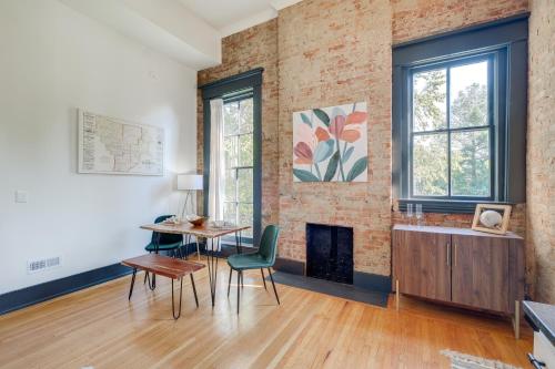 Chic and Historic Apartment about 6 Mi to Louisville! in New Albany, USA