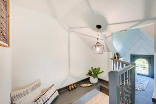 Chic & Historic Apartment ~ 6 Mi to Louisville! in 新奧爾巴尼(IN)