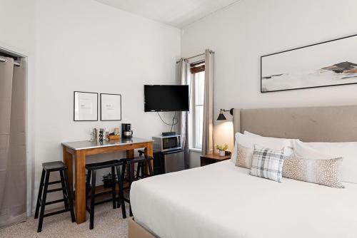 Independence Square 211, Chic Hotel Room with Mountain Views, A/C, & Rooftop Hot Tub, Aspen (foto 3)