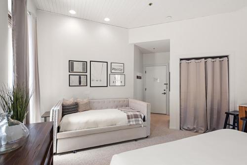 Independence Square 211, Chic Hotel Room with Mountain Views, A/C, & Rooftop Hot Tub, Aspen (foto 4)