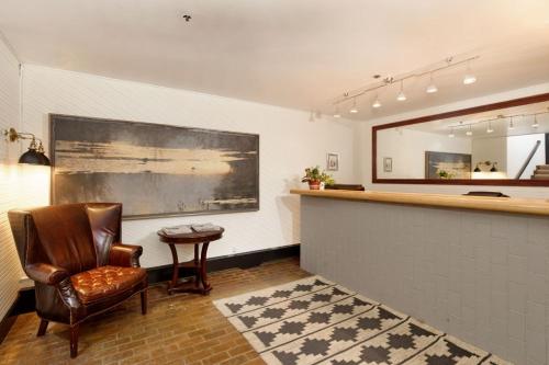 Independence Square 211, Chic Hotel Room with Mountain Views, A/C, & Rooftop Hot Tub, Aspen (foto 7)