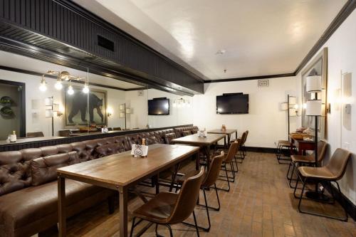 Independence Square 211, Chic Hotel Room with Mountain Views, A/C, & Rooftop Hot Tub, Aspen (foto 8)