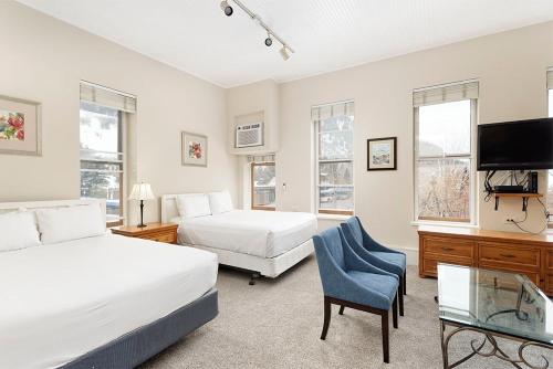 Independence Square 213, Spacious Hotel Room with 2 Queen Beds, Wet Bar, and Sitting Area, Aspen (photo 4)